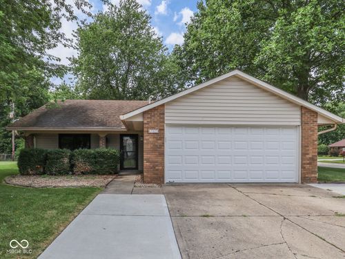 40 Village Rd, Bargersville, IN, 46106-8439 | Card Image