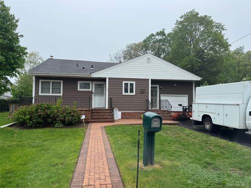 32 Brooklyn St, Deer Park, NY, 11729-1609 | Card Image