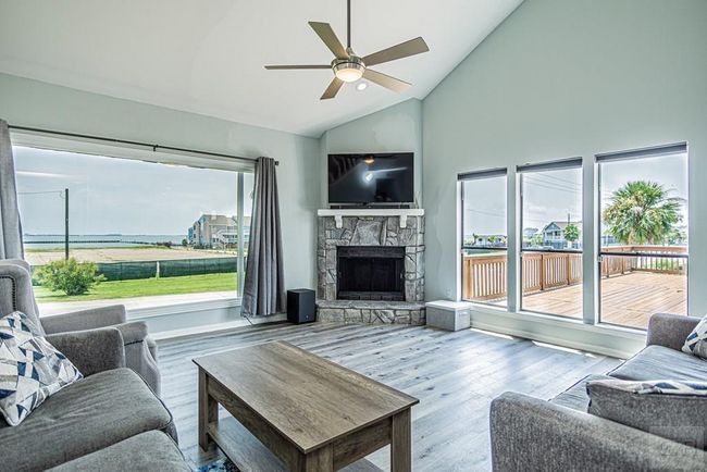 301 Commander Dr, House other with 3 bedrooms, 2 bathrooms and 1 parking in Tiki Island TX | Image 10
