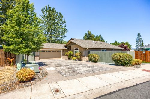 1542 Sw Yucca Dr, Grants Pass, OR, 97527-6435 | Card Image