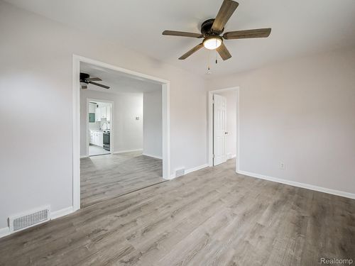 32521 Newaygo St, Westland, MI, 48186-4749 | Card Image