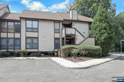 400 River Oaks Dr, Rutherford, NJ, 07070-2600 | Card Image