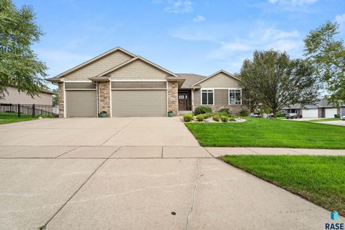 8012 S Grass Creek Dr, Sioux Falls, SD, 57108-6230 | Card Image
