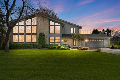 8570 W Hawthorne Lane, Franklin, WI, 53132 | Card Image