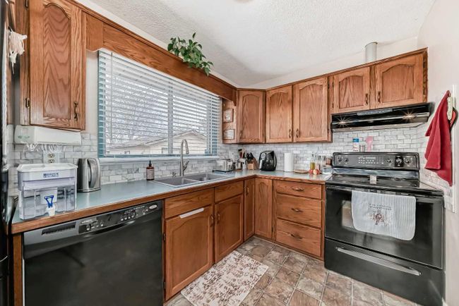 1328 Pennsburg Road Se, Home with 3 bedrooms, 2 bathrooms and 4 parking in Calgary AB | Image 12