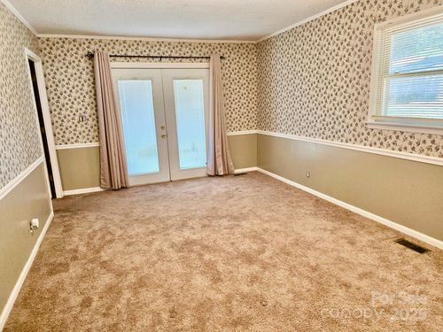 415 E Poplar St, Stanley, NC, 28164-1664 | Card Image