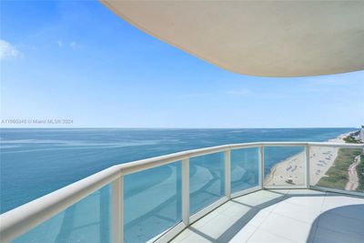 2403 - 6365 Collins Ave, Condo with 3 bedrooms, 2 bathrooms and null parking in Miami Beach FL | Image 1