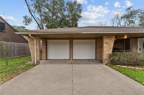 4911 Old Castle Lane, Dickinson, TX, 77539 | Card Image