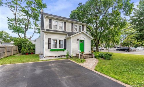 77 Hiawatha Dr, Brightwaters, NY, 11718-1315 | Card Image