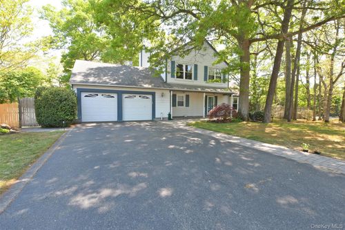 1 Gregg Ln, Coram, NY, 11727-2249 | Card Image