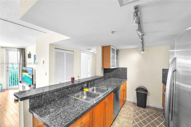 APT-304 - 1555 N Treasure Dr, Condo with 2 bedrooms, 2 bathrooms and null parking in North Bay Village FL | Image 7