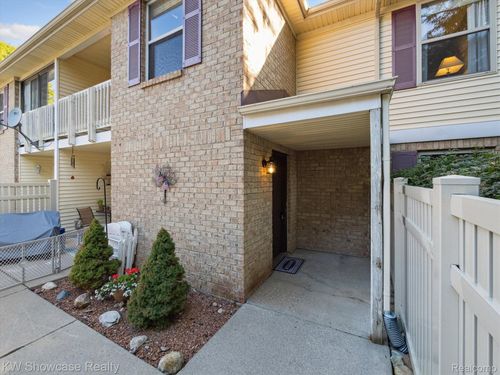 61011 Greenwood Dr, South Lyon, MI, 48178-1721 | Card Image