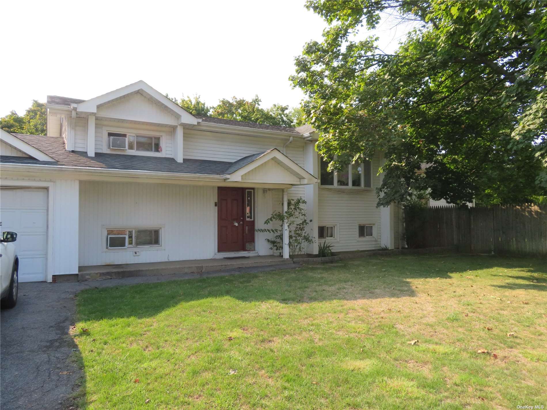 Wells Dr, Bay Shore, NY 11706