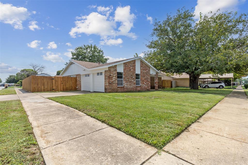 Mustang Dr, Saginaw, TX 76179