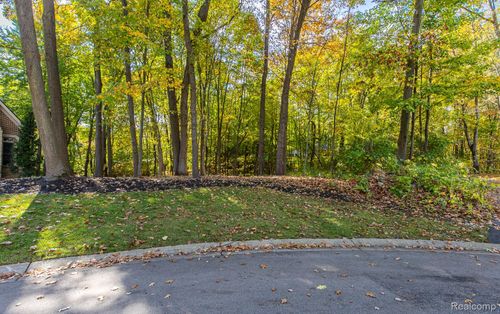 9933 Kingston Rdg, Clarkston, MI, 48348-4190 | Card Image