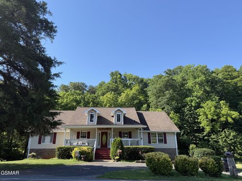 747 Gists Creek Rd, Sevierville, TN, 37876-1329 | Card Image
