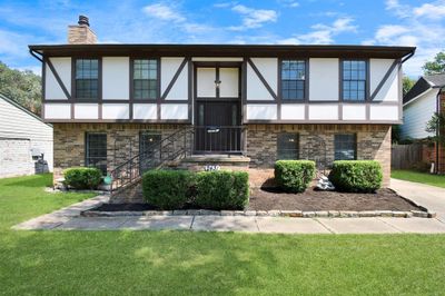 This split-level floor plan offers a unique and versatile layout, perfectly suited for a variety of uses, from creating distinct living and entertaining areas to accommodating multiple living arrangements. | Image 3