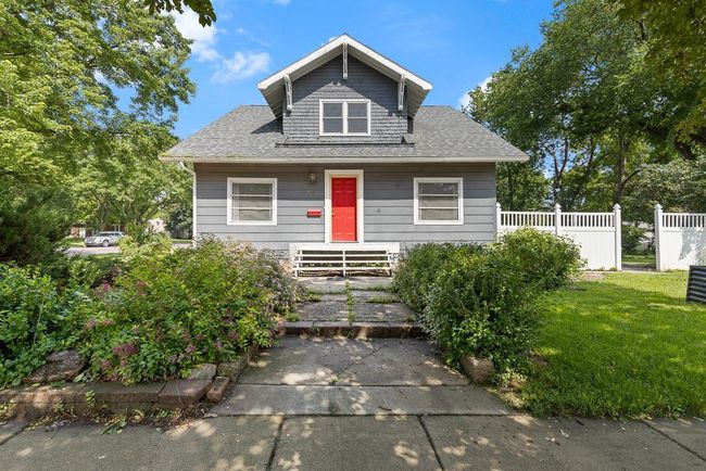 Secondary entrance to an enclosed porch | Image 5