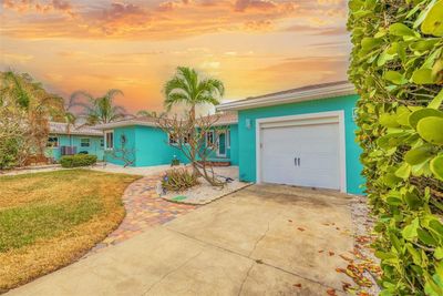 840 Boca Ciega Isle Drive, House other with 3 bedrooms, 2 bathrooms and null parking in St Pete Beach FL | Image 2