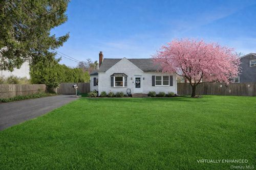 42 Smith St, Greenlawn, NY, 11740-1221 | Card Image