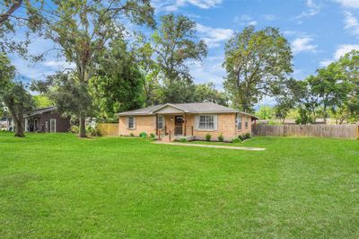 301 E Southland Avenue, House other with 3 bedrooms, 2 bathrooms and null parking in Alvin TX | Image 3