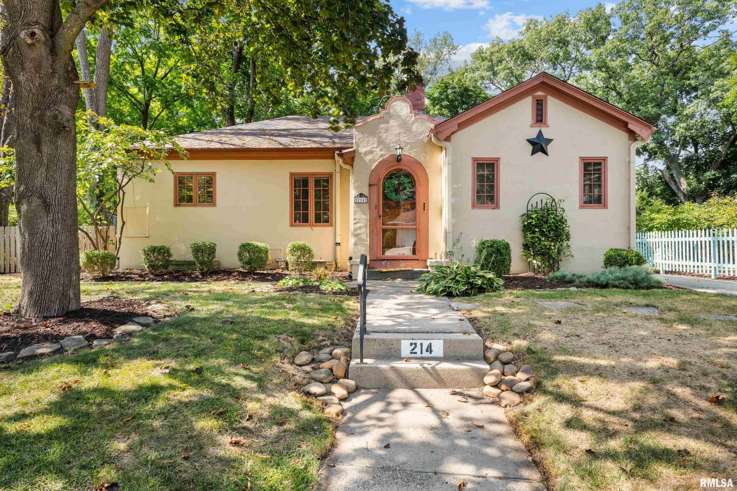Essex Ln, Davenport, IA 52803