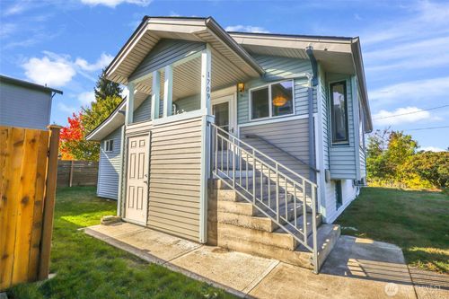 1709 Sw Cloverdale St, Seattle, WA, 98106-2329 | Card Image