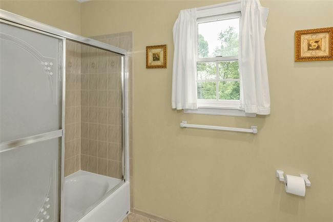 Upstairs Main Bathroom | Image 19