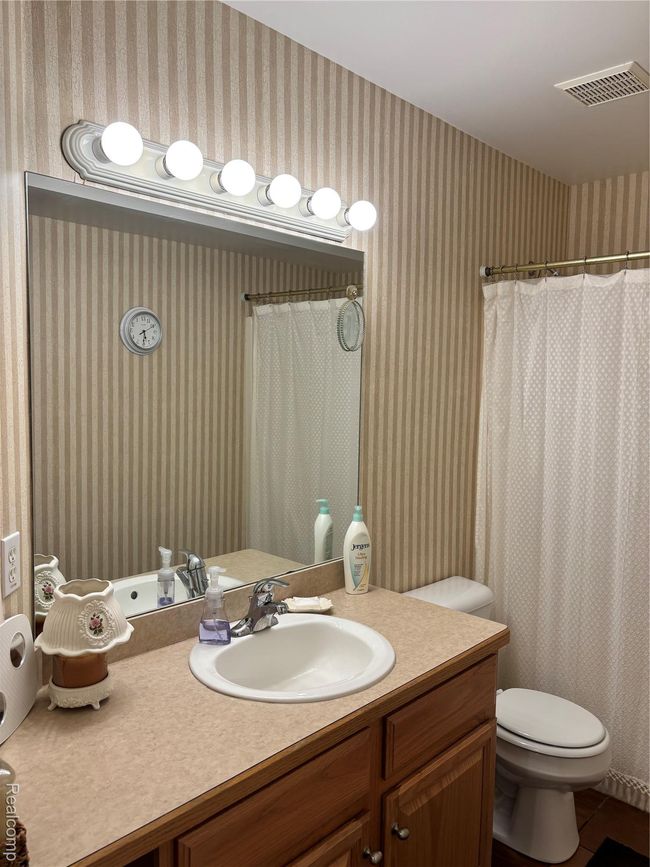 Bathroom 1 | Image 11