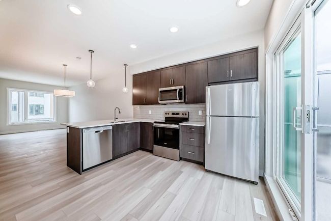 214 Shawnee Square Sw, Townhouse with 2 bedrooms, 3 bathrooms and 3 parking in Calgary AB | Image 8