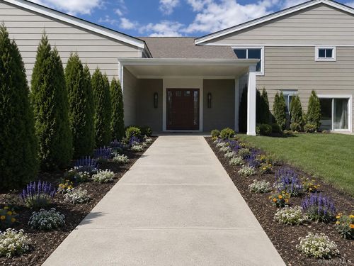 902 Oakridge Cmns, South Salem, NY, 10590-2442 | Card Image