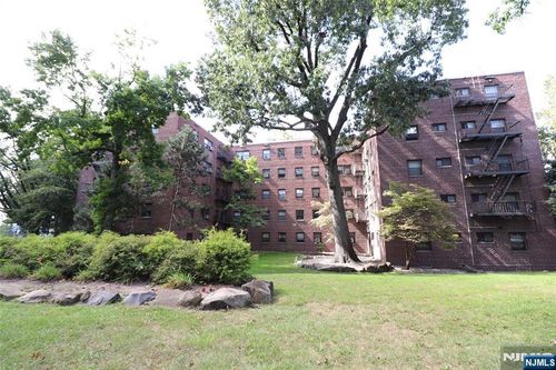 3071 Edwin Ave, Fort Lee, NJ, 07024-3665 | Card Image