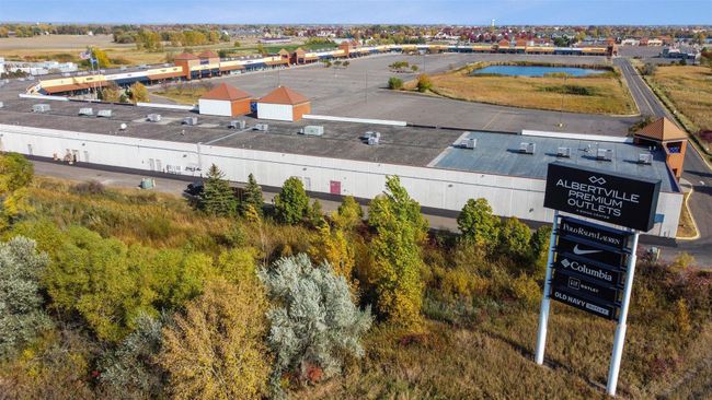 Close proximity to shopping, restaurants and outdoor activities. | Image 24