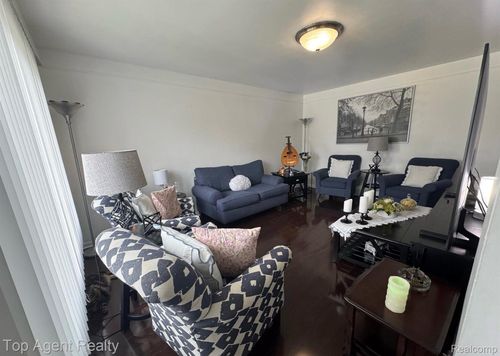 27575 Strathmoor Dr, Warren, MI, 48092-5141 | Card Image