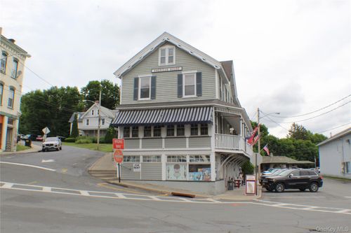15 Railroad Ave, Chester, NY, 10918-1382 | Card Image