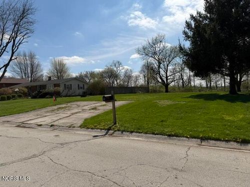 37 Barcelona Dr, Fostoria, OH, 44830-3311 | Card Image