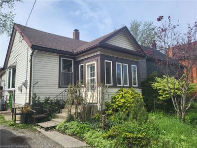 321 Charlton Ave W, House other with 3 bedrooms, 1 bathrooms and 2 parking in Hamilton ON | Image 1