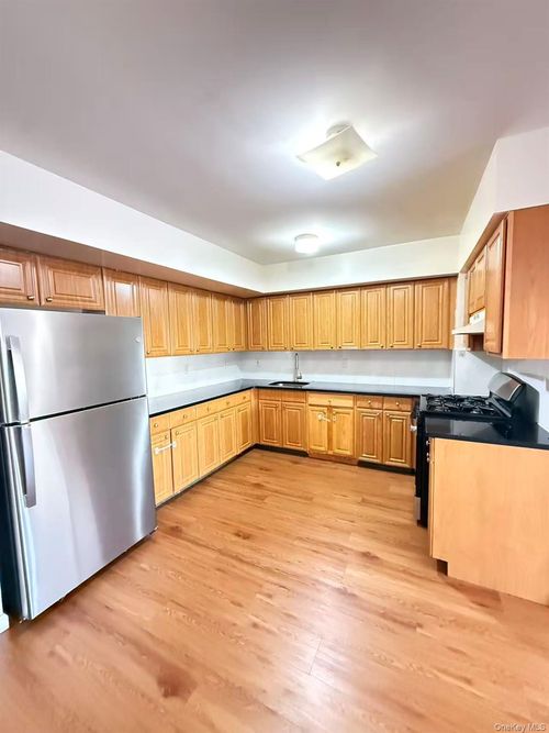 2nd-fl-10105 81st Street, New York, NY, 11416 | Card Image