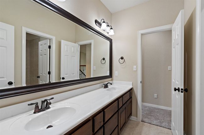 Dual sink bath between upstairs bedrooms 2 and 3. | Image 30