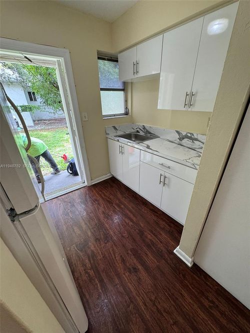 844 Nw 18th Ave, Fort Lauderdale, FL, 33311-6958 | Card Image