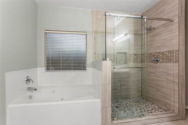 Jetter tub, Oversized Shower | Image 19