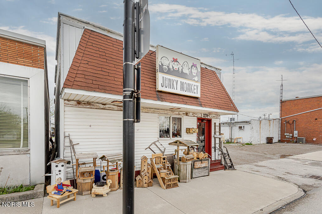 Commercial Sale in Holgate 3