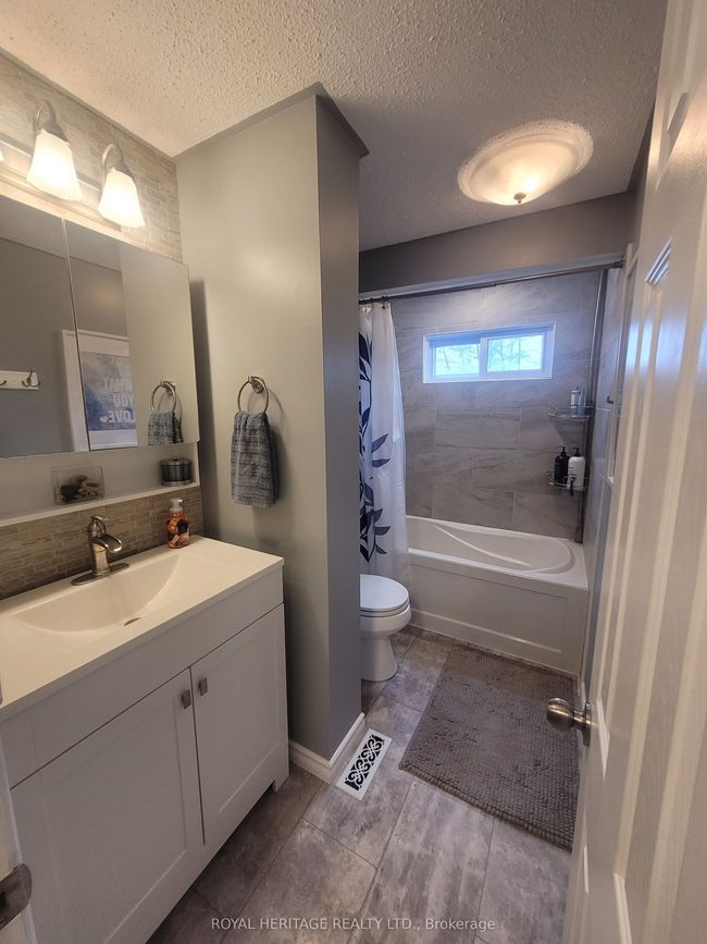 681 Athol St E, House attached with 4 bedrooms, 2 bathrooms and 5 parking in Oshawa ON | Image 22