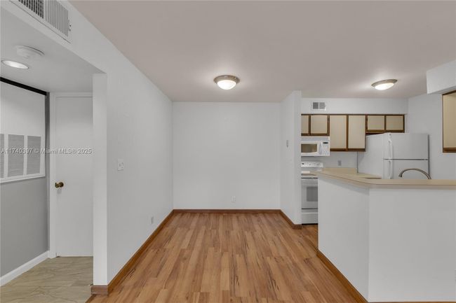 APT-1103 - 2736 University Dr, Condo with 1 bedrooms, 1 bathrooms and null parking in Davie FL | Image 4