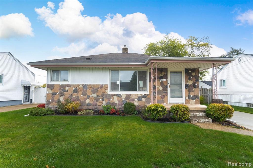 Matthew St, Westland, MI 48186