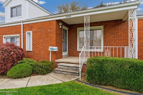 28002 Ruehle St, Saint Clair Shores, MI, 48081-3528 | Card Image