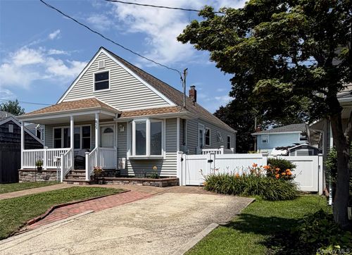 82 E Hollywood Ave, Lindenhurst, NY, 11757-6703 | Card Image