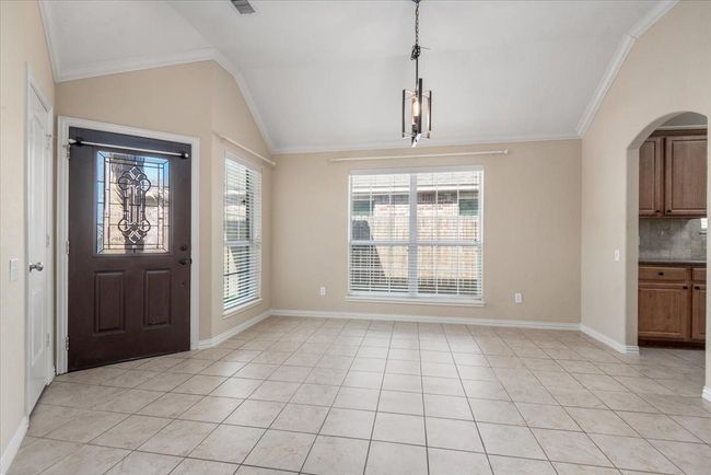 Dining room with great windows | Image 6