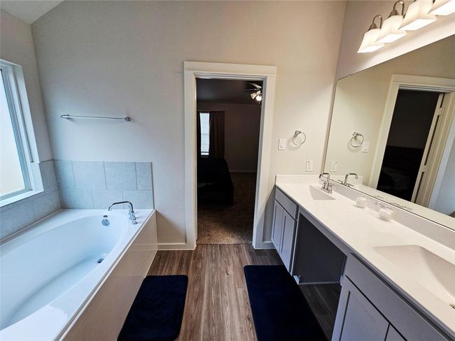 Double vanity sink, privacy glass window | Image 17