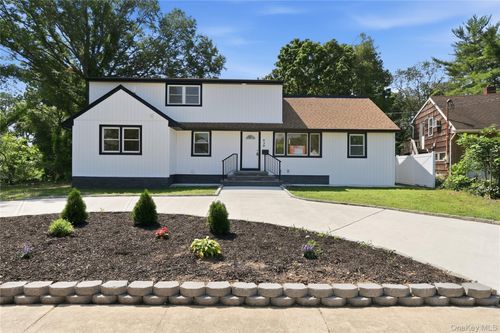 930 Park Dr, Wantagh, NY, 11793-1134 | Card Image